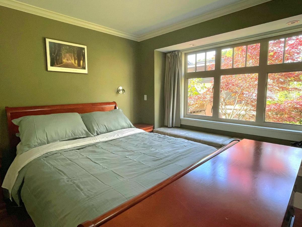 Elegant, Sunny Modern Home With Skylights - Kitsilano, Vancouver Bagian luar foto