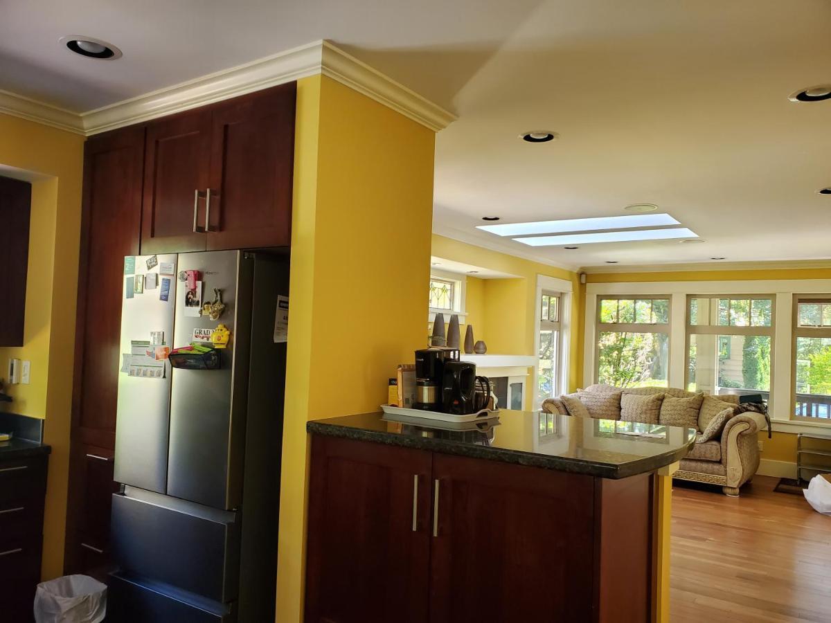 Elegant, Sunny Modern Home With Skylights - Kitsilano, Vancouver Bagian luar foto