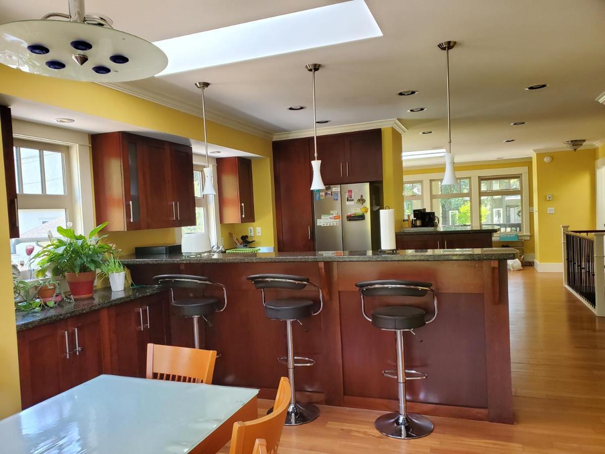 Elegant, Sunny Modern Home With Skylights - Kitsilano, Vancouver Bagian luar foto