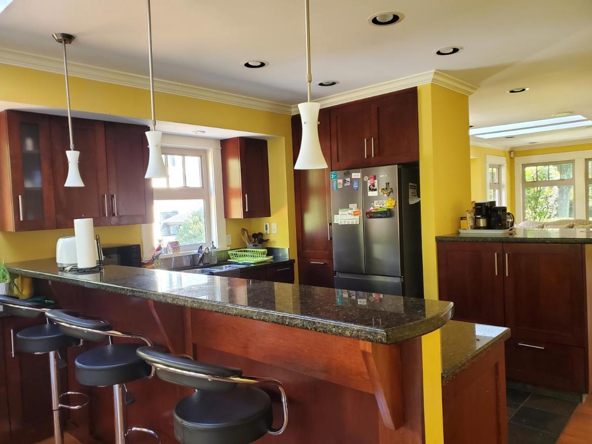 Elegant, Sunny Modern Home With Skylights - Kitsilano, Vancouver Bagian luar foto